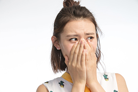 青年女人手捂脸
