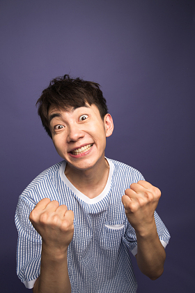 激动的青年男人图片