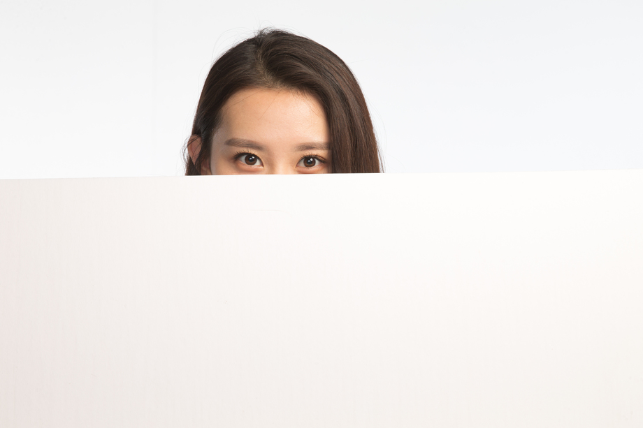 商务青年女人和白板