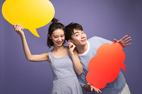 时尚青年男女举着对话框照片