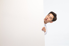 商务青年男人拿着白板