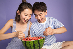 青年男女吃西瓜