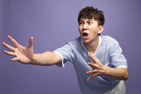 青年男人伸手图片