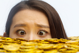 青年女人和金