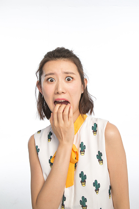 面部表情震惊的青年女人