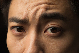 青年男人的面部特写