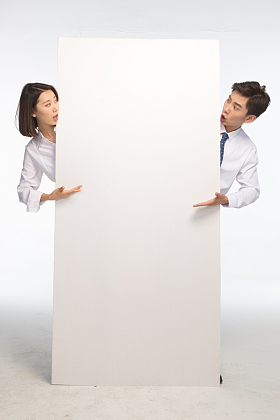 商务青年男女和白板