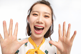 漂亮的年轻女孩照片