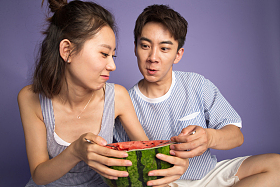 青年男女吃西瓜图片