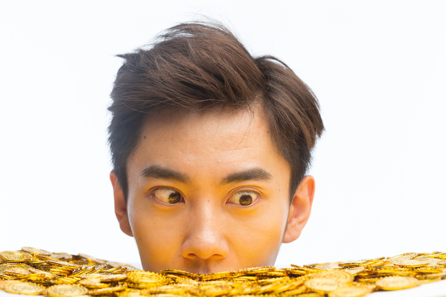 青年男人和金