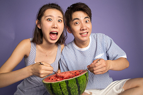 青年男女吃西瓜图片