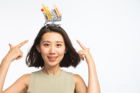 年轻女孩头顶购物车照片