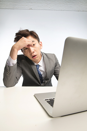 疲劳的商务青年男人