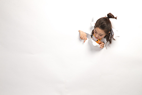 青年女人通过纸洞窥视