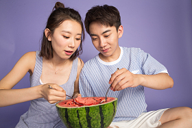青年男女吃西瓜照片