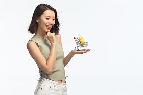 青年女人手托着购物车图片