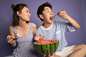 青年男女吃西瓜照片