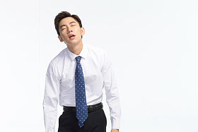 疲劳的青年男人图片
