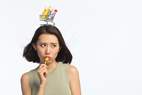年轻女孩头顶购物车照片