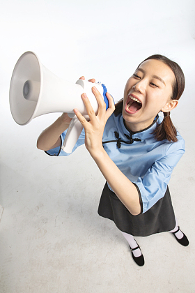 复古青年女人使用扩音器