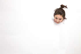 青年女人通过纸洞窥视照片