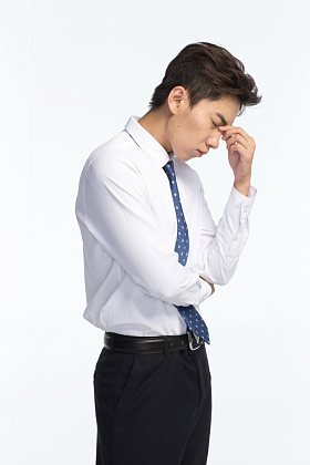 面部表情痛苦的青年男人照片