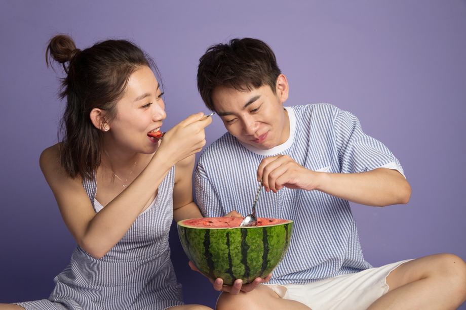 青年男女吃西瓜图片