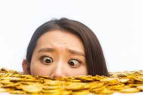 青年女人和金