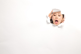 青年女人通过纸洞窥视