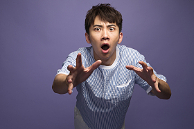 青年男人伸手图片