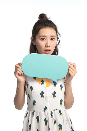 青年女人拿着对话框