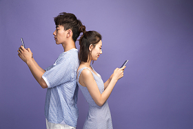 各自玩手机的青年情侣图片