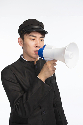 复古青年男人使用扩音器