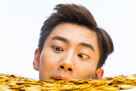 青年男人和金币照片