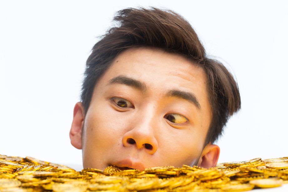 青年男人和金币照片 青年男人和金币照片