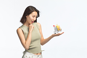 青年女人手托着购物车图片