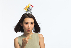 年轻女孩头顶购物车照片