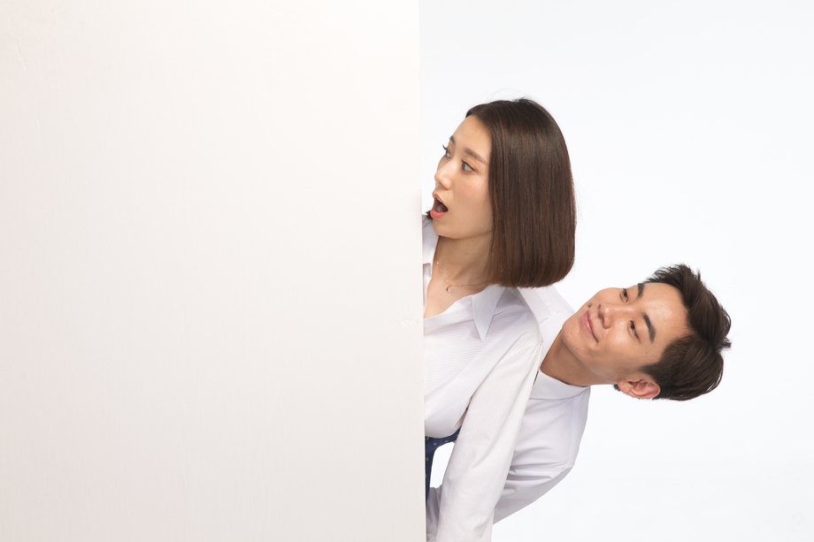 商务青年男女和白板 商务青年男女和白板