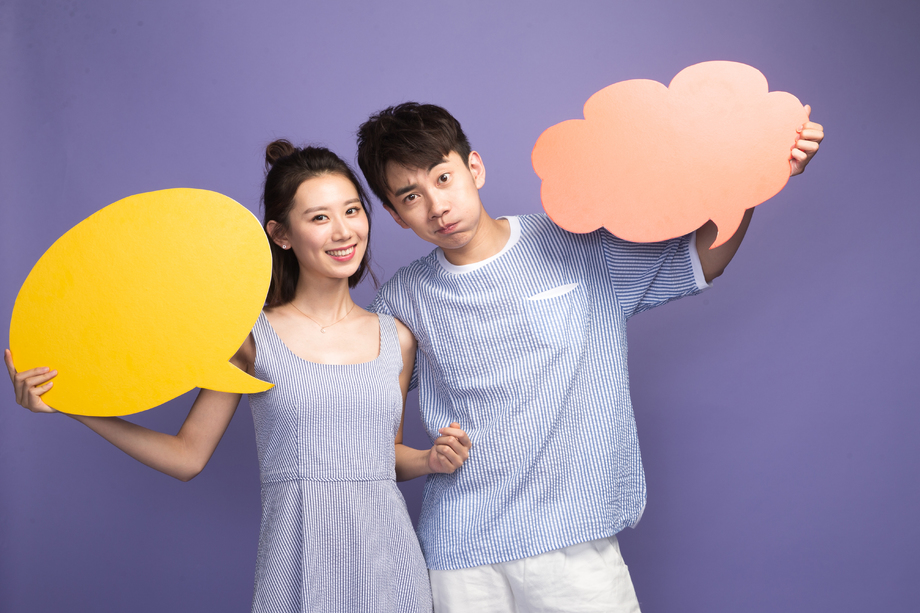 时尚青年男女举着对话框图片 时尚青年男女举着对话框图片