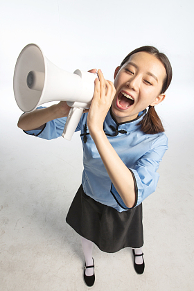 复古青年女人使用扩音器