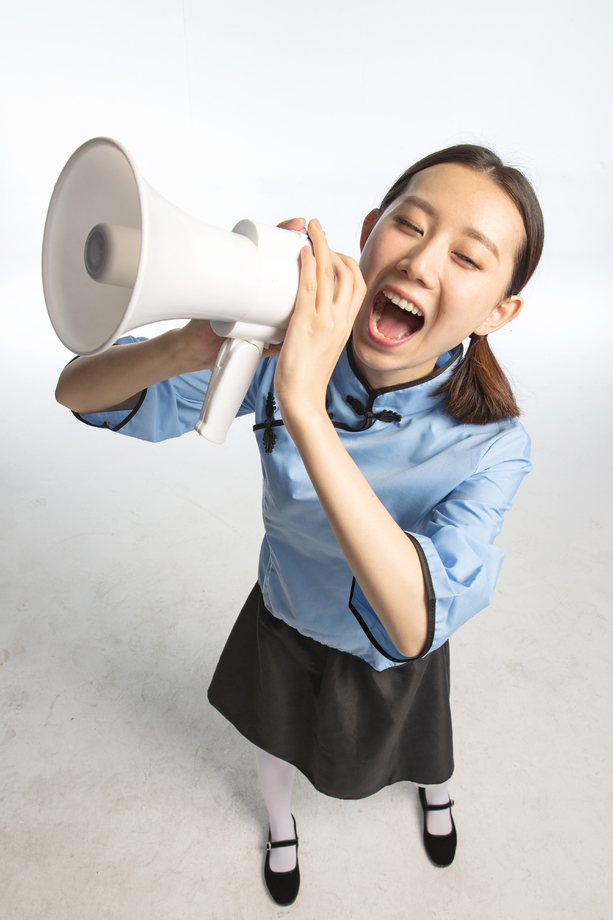 复古青年女人使用扩音器 复古青年女人使用扩音器