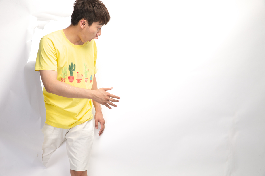 表情震惊的青年男人