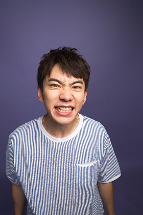 震惊的青年男人