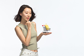 青年女人手托着购物车图片
