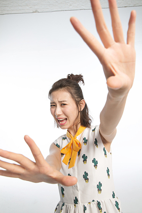 表情害怕的青年女人