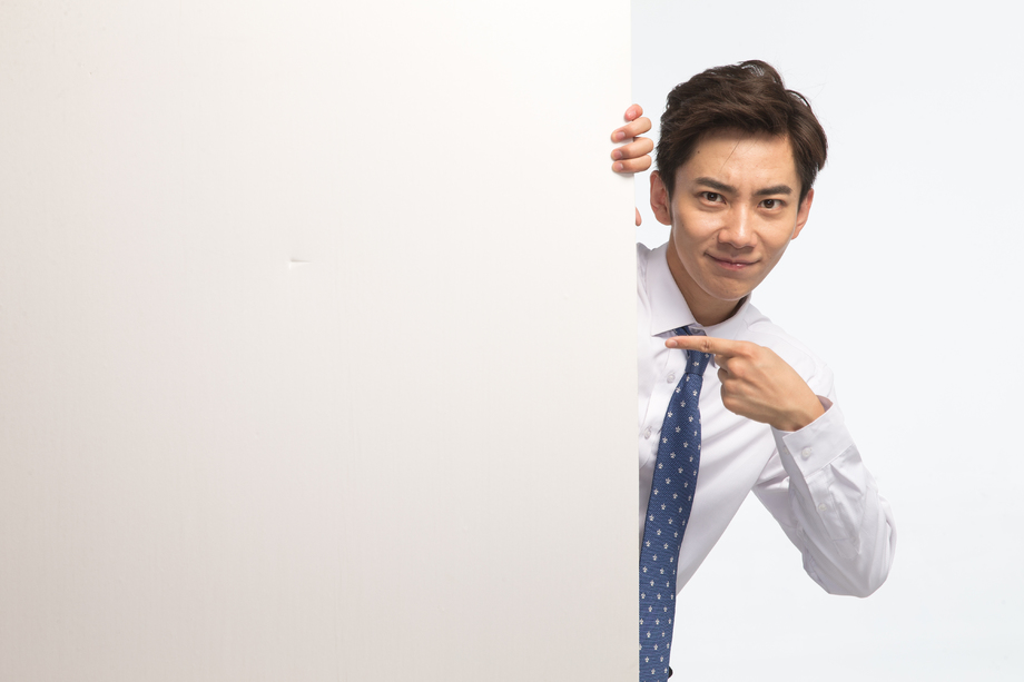 商务青年男人拿着白板 商务青年男人拿着白板