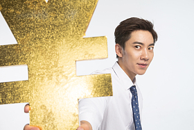 商务青年男人拿着人民币符号图片