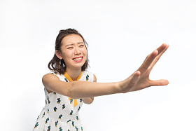 年轻女孩伸手抓