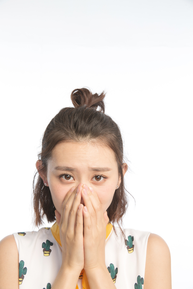 青年女人手捂脸 青年女人手捂脸