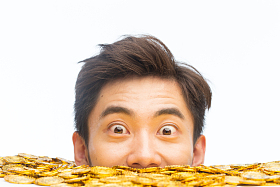 青年男人和金